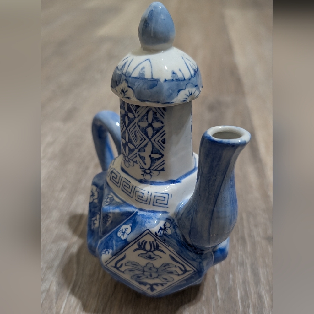 Blue & White Porcelain Decorative Teapot - Classic Asian-Inspired Home Art